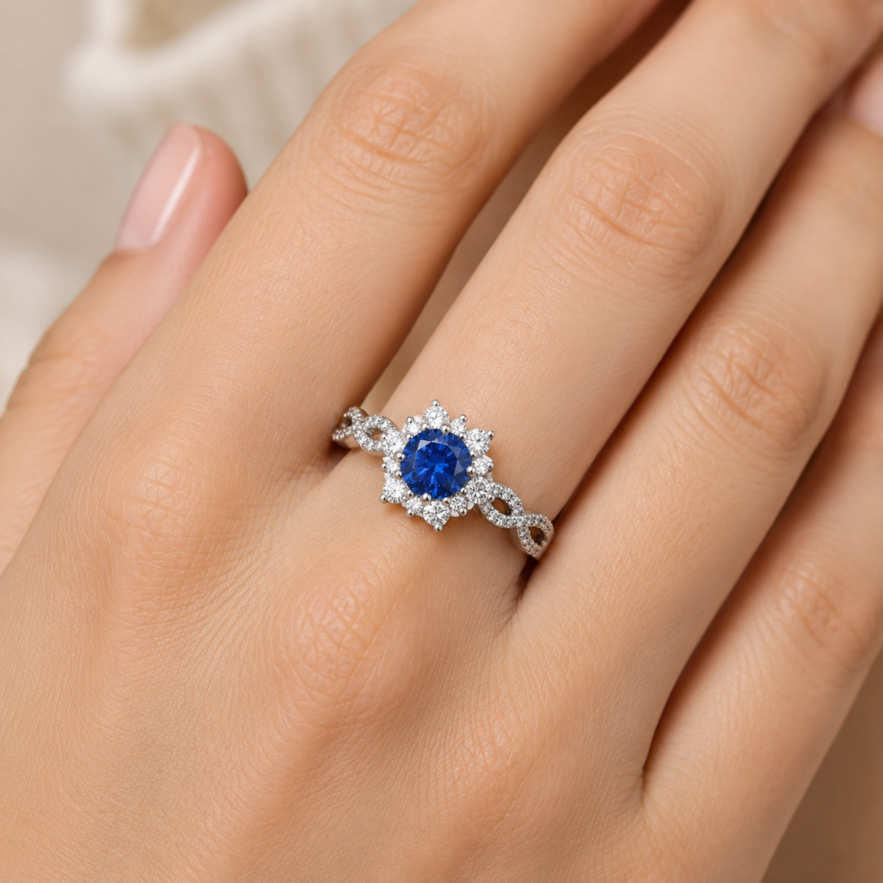 Anillo de Flor de Zafiro y Cristal | Oro Blanco