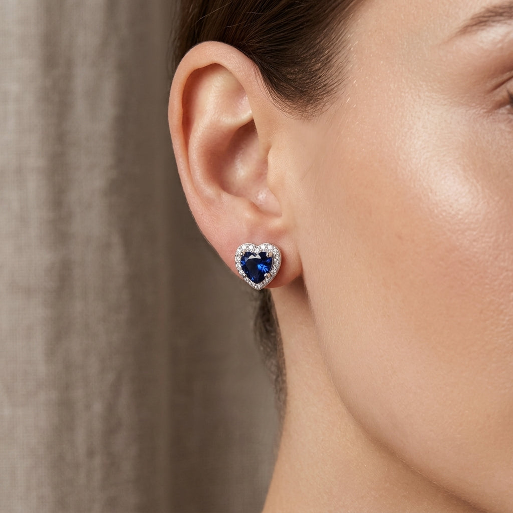 Aretes de Botón Corazón de Zafiro | Oro Blanco