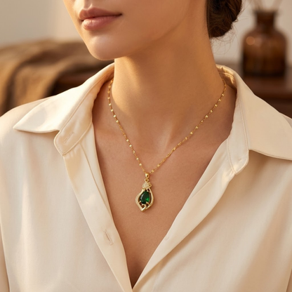 Collar Colgante Lágrima de Esmeralda en Oro