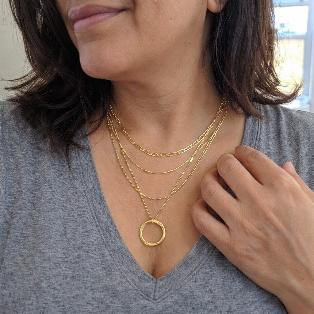 Collar Clásico de Oro de Tres Hileras