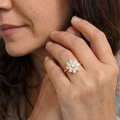 Anillo Giratorio Floral con Acento | Oro