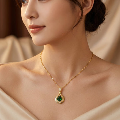 Collar Colgante Lágrima de Esmeralda en Oro
