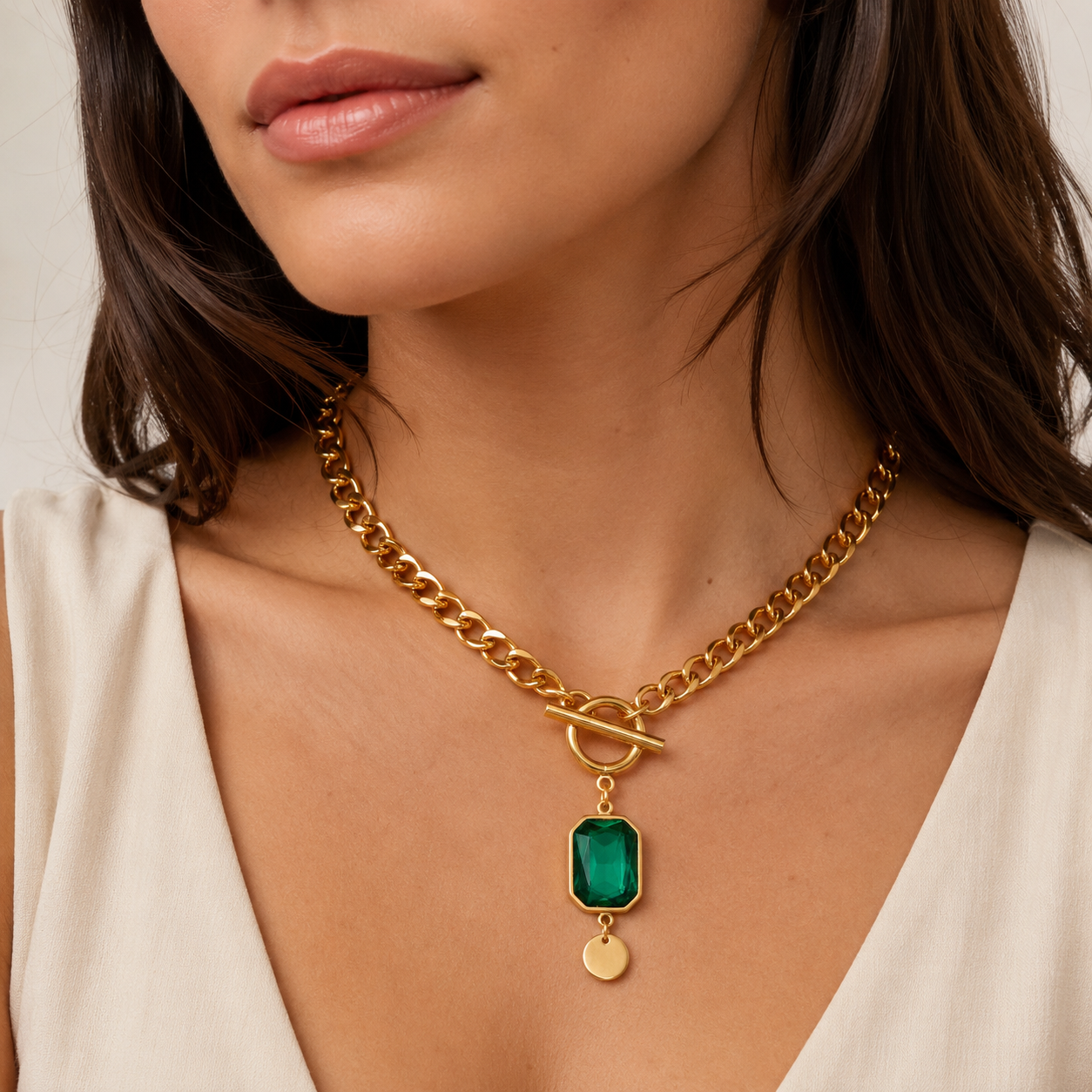 Collar con Dije de Esmeralda de Cadena Gruesa | Oro