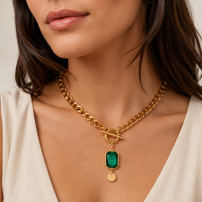 Collar con Dije de Esmeralda de Cadena Gruesa | Oro