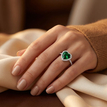 Anillo Halo Corazón de Esmeralda en Plata