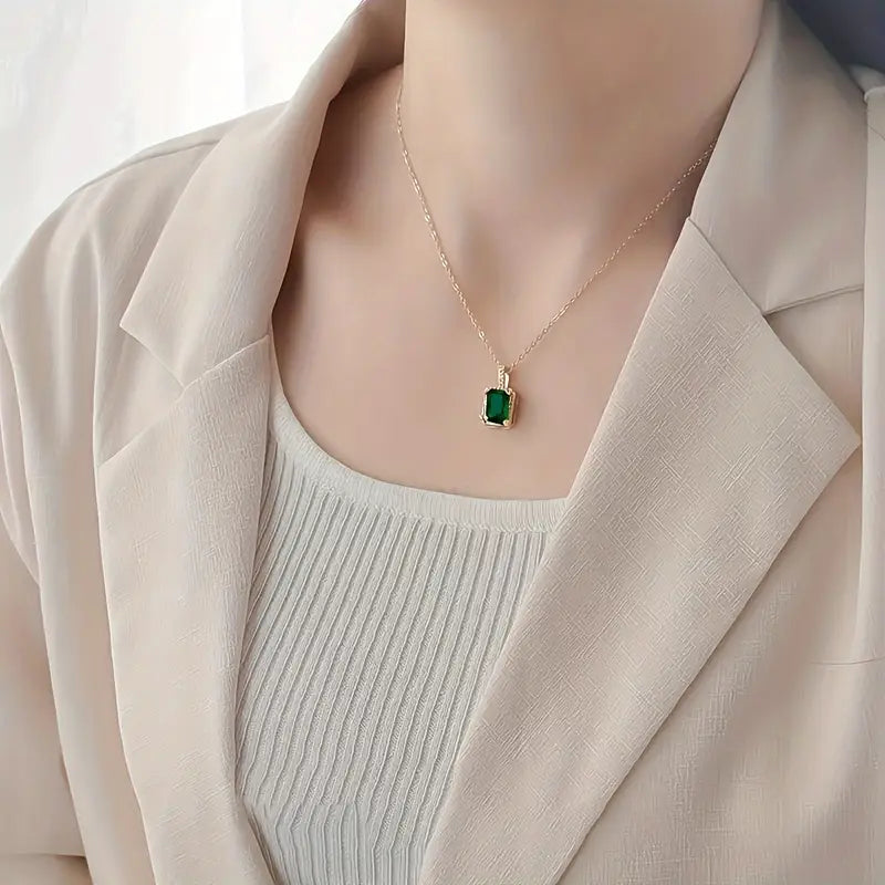 Collar Halo Rectangular de Esmeralda en Oro