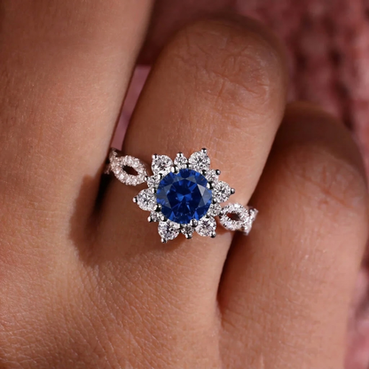 Anillo de Flor de Zafiro y Cristal | Oro Blanco