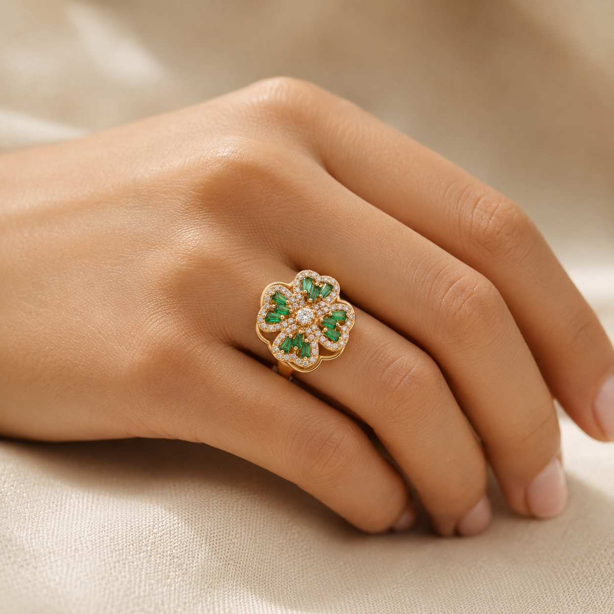 Anillo Floral de Esmeralda en Oro