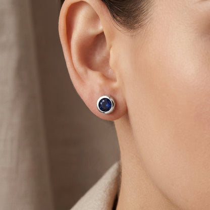 Aretes de Botón de Zafiro con Bisel | Oro Blanco