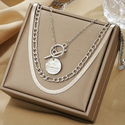 Savira Collar de Capas con Moneda Texturada | Oro Blanco