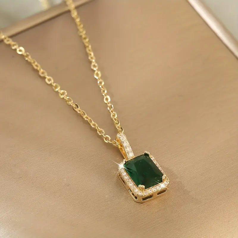 Collar Halo Rectangular de Esmeralda en Oro