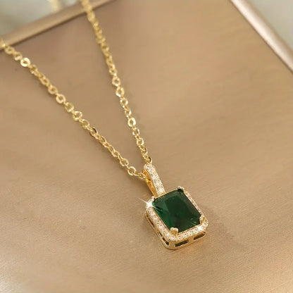 Collar Halo Rectangular de Esmeralda en Oro