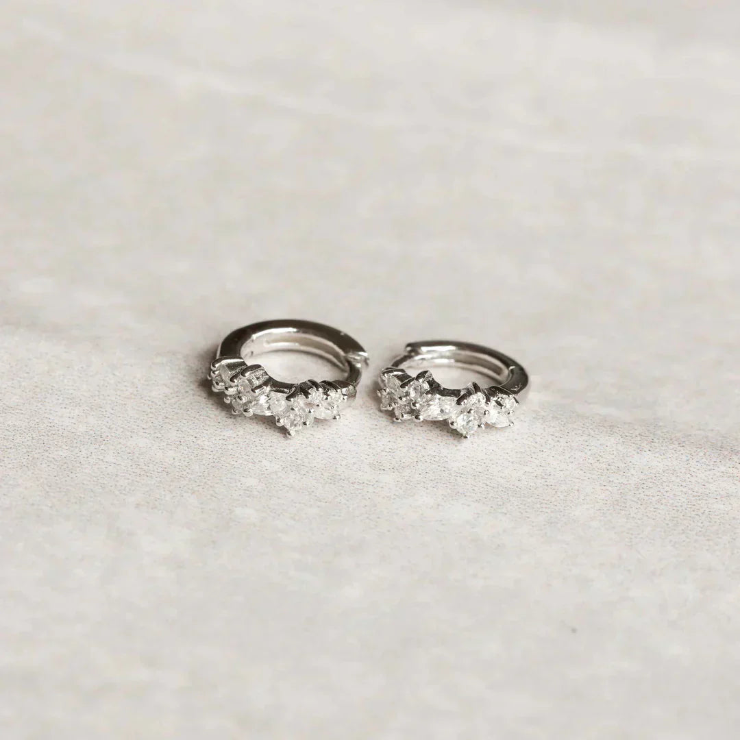 Aretes Huggie Cluster de Cristal | Oro Blanco