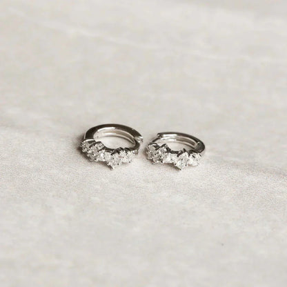 Aretes Huggie Cluster de Cristal | Oro Blanco