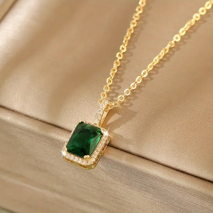 Collar Halo Rectangular de Esmeralda en Oro