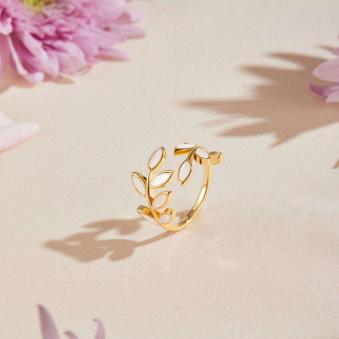 Anillo Motivo Hoja en Oro