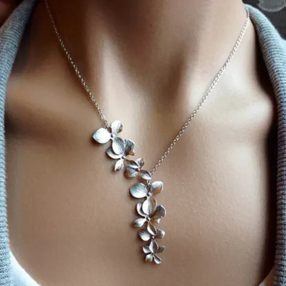 Collar Dije de Pétalos de Plata | Oro Blanco